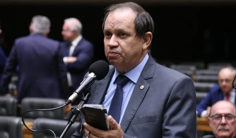 Praias e Orlas Livres: Projeto de Lei Avança na Câmara Contra Privatização e Pedágios em Áreas Naturais