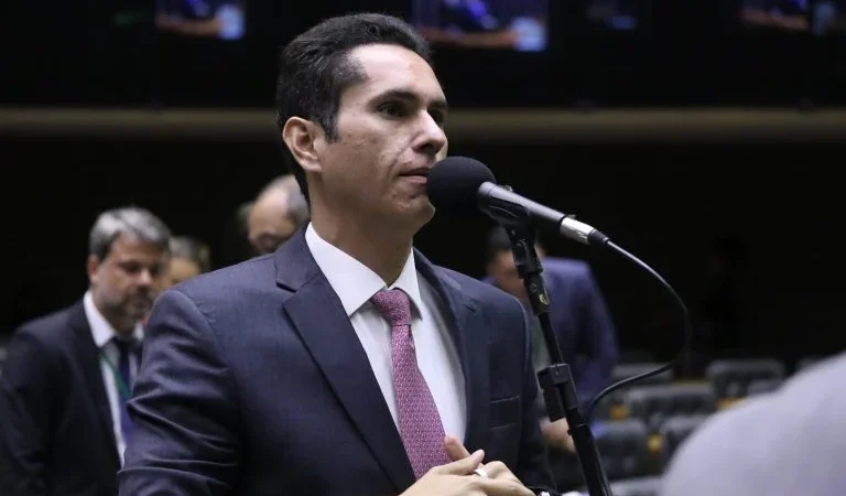 Tarifa Social de Energia Elétrica para Prédios Populares: Deputados Aprovam Benefício e Investimento em Energia Solar