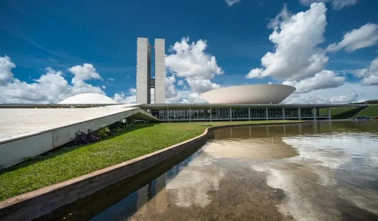 Congresso Retoma Trabalhos com 24 Medidas Provisórias Urgentes: Gás do Povo, Proteção de Dados e CNH em Jogo