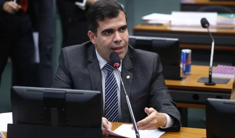 Motoristas de ônibus poderão cobrar passagem? Comissão da Câmara aprova PL 2843/24 e muda regras do transporte público