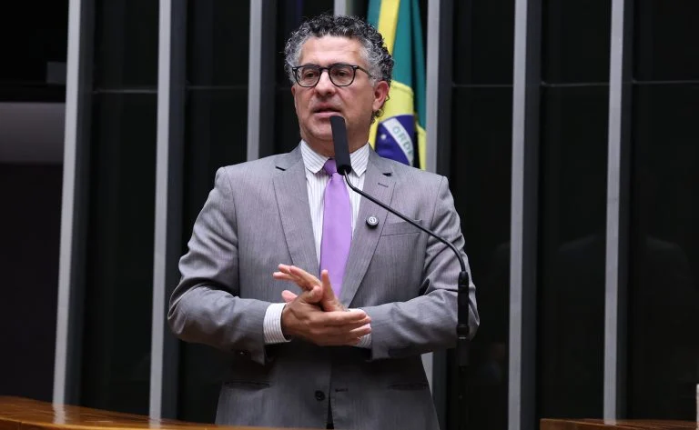 Passagens Aéreas e Rodoviárias: Projeto de Lei Garante Remarcação e Desistência Sem Multa para Passageiros no Brasil